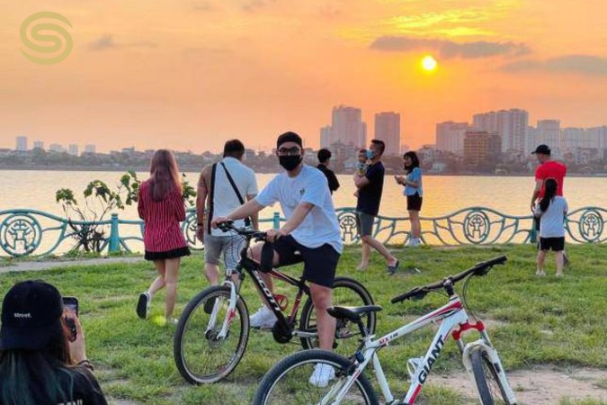 Cycling at West Lake to watch the sunset